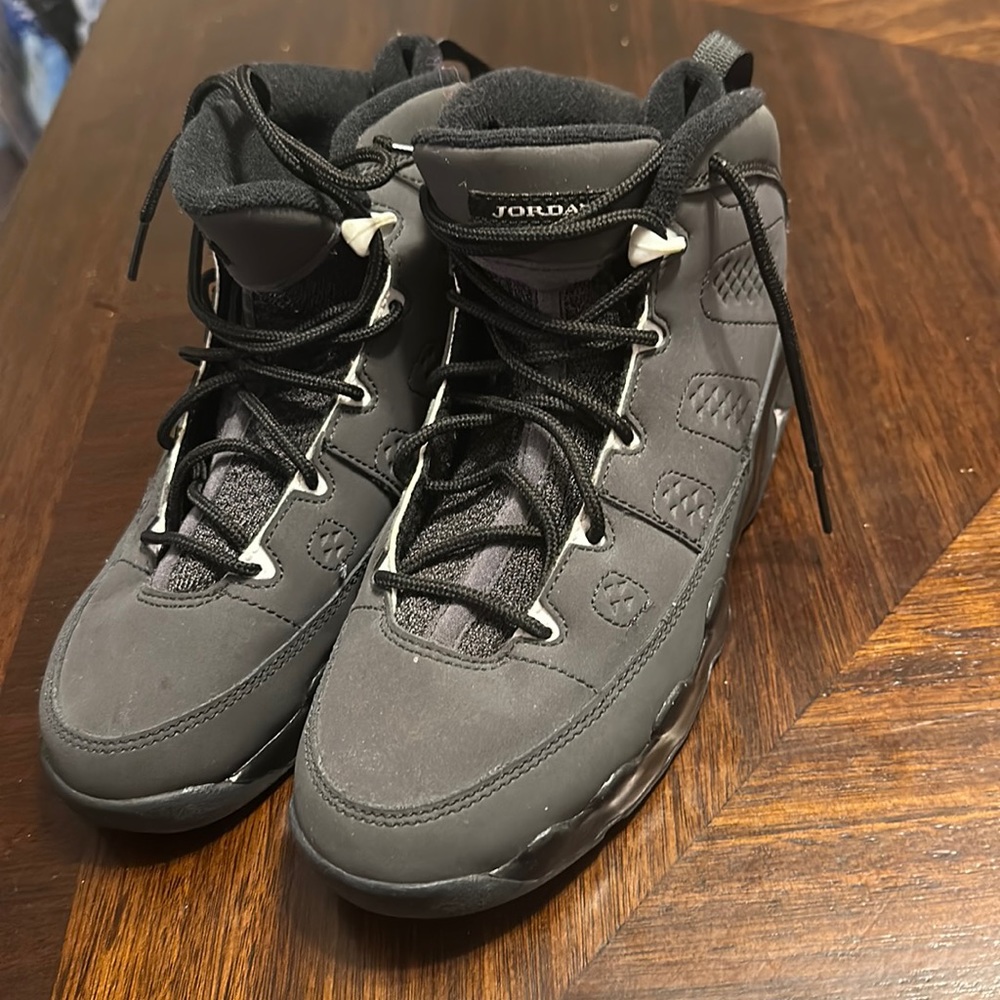 Wolfe grey jordan 9  size 3Y